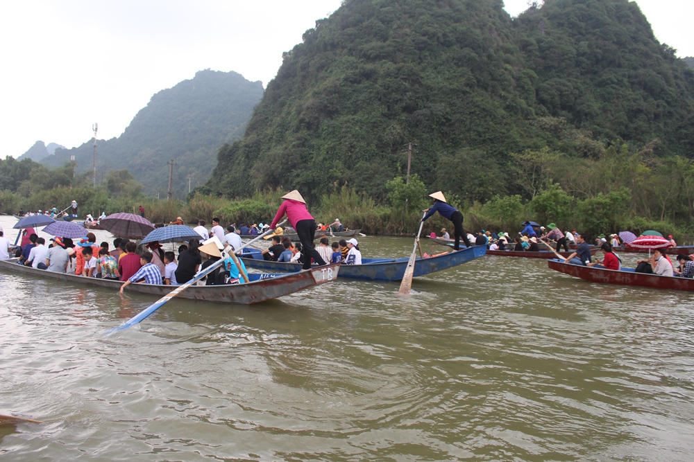 Tái diễn du khách không mặc áo phao trên suối Yến, chùa Hương